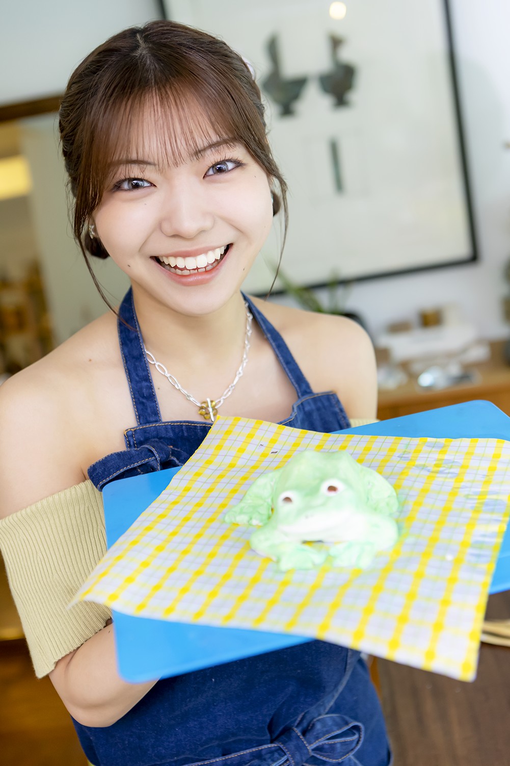 アンジュルム川名凜、1stフォトブック『ケロちゃん カエル大好きノート』刊行