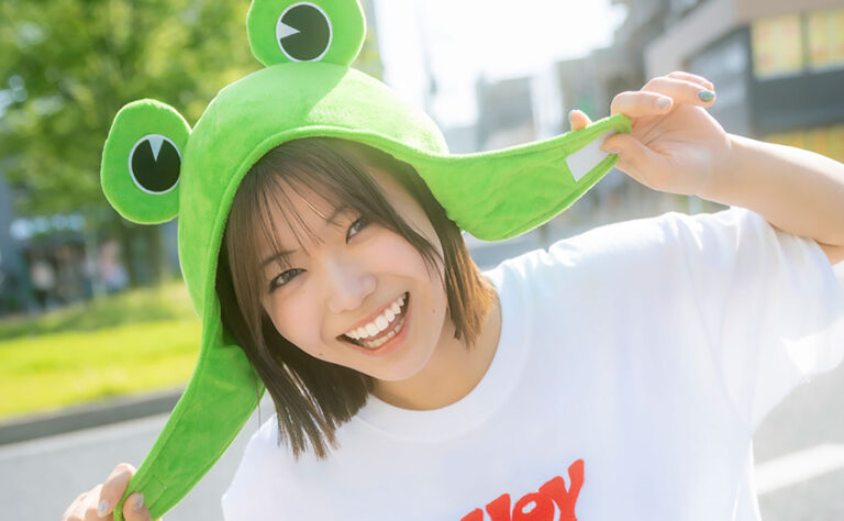 アンジュルム川名凜、1stフォトブック『ケロちゃん カエル大好きノート』刊行