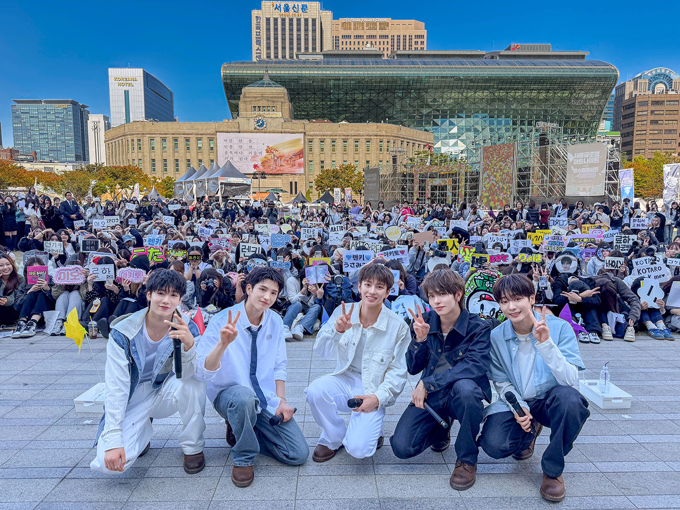 VIBY、ソウル広場でアンコールバスキング　直前告知でも約500人が集結