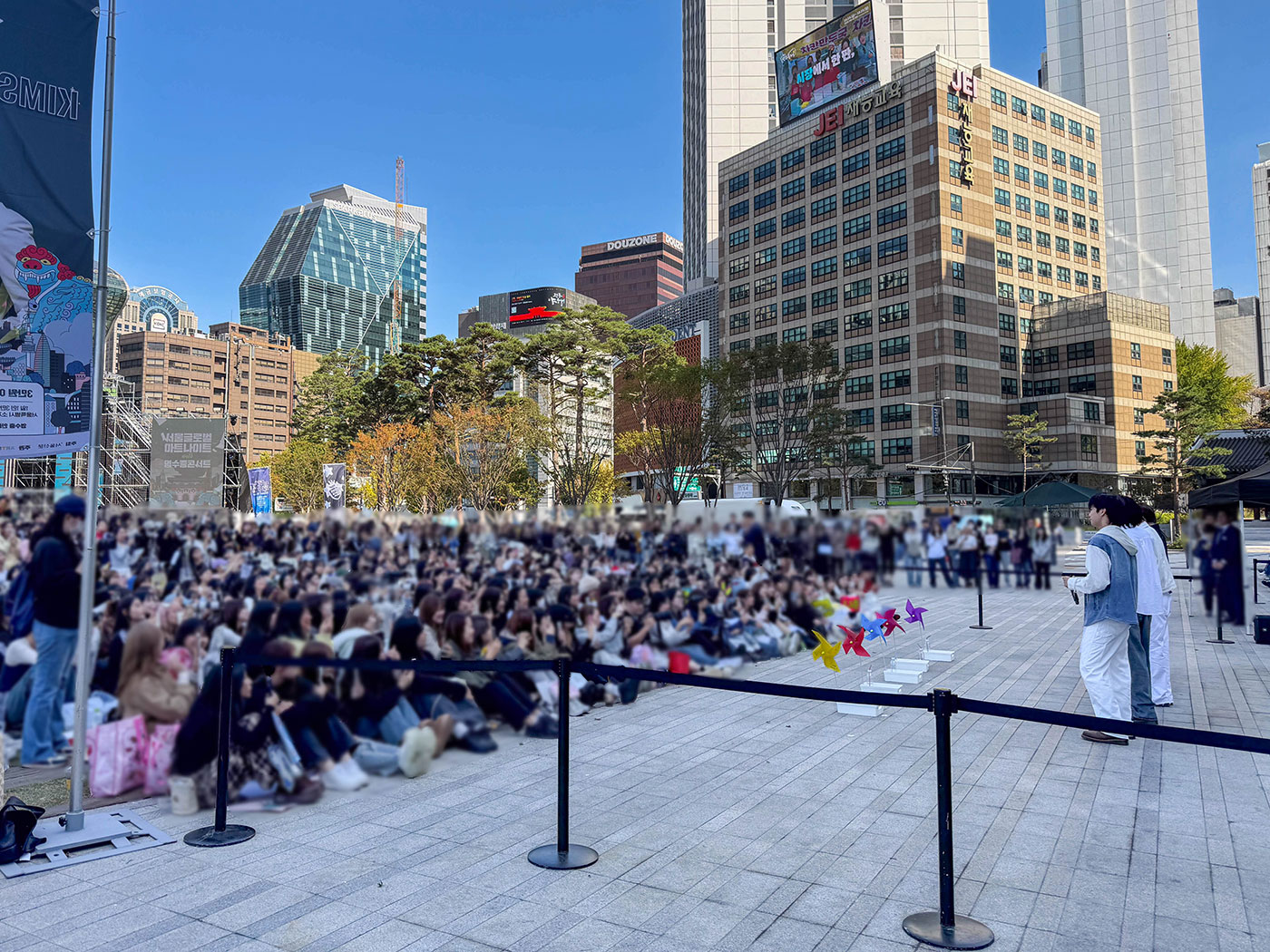 VIBY、ソウル広場でアンコールバスキング　直前告知でも約500人が集結